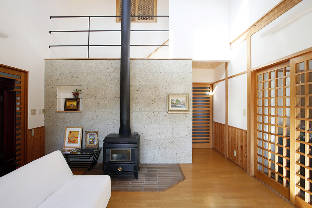薪ストーブを中心に、和とモダンが調和する住まい