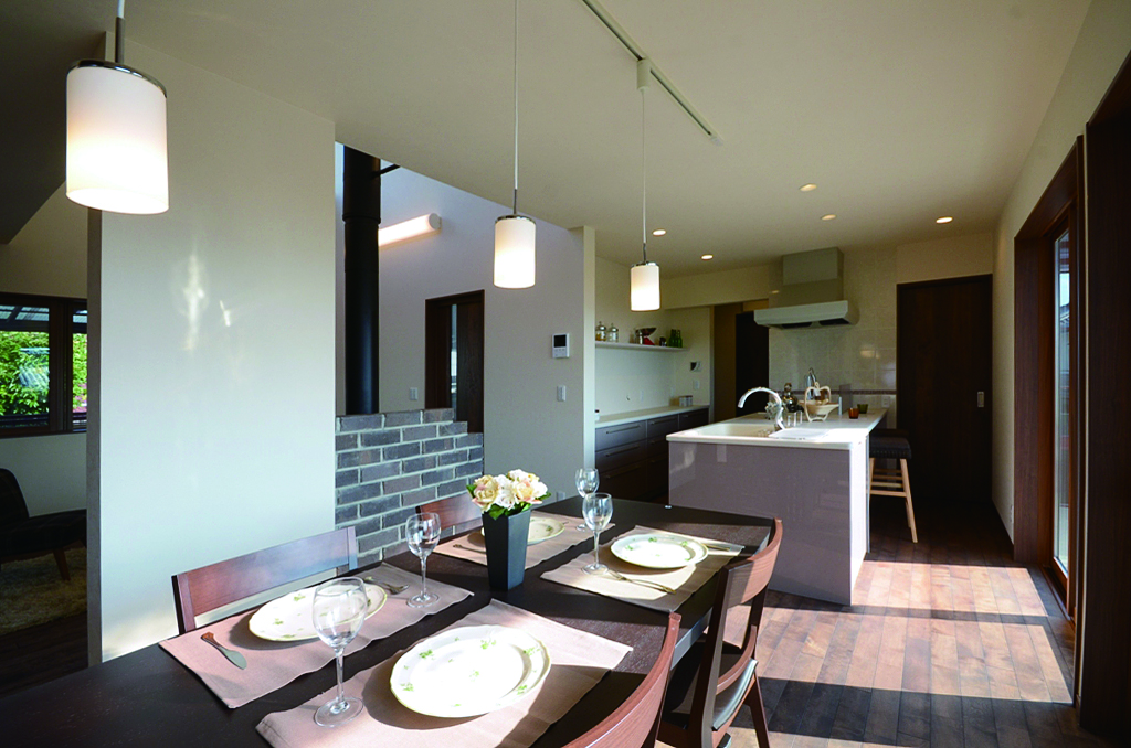 光と動線が美しくつながる、オープンキッチンのある暮らし